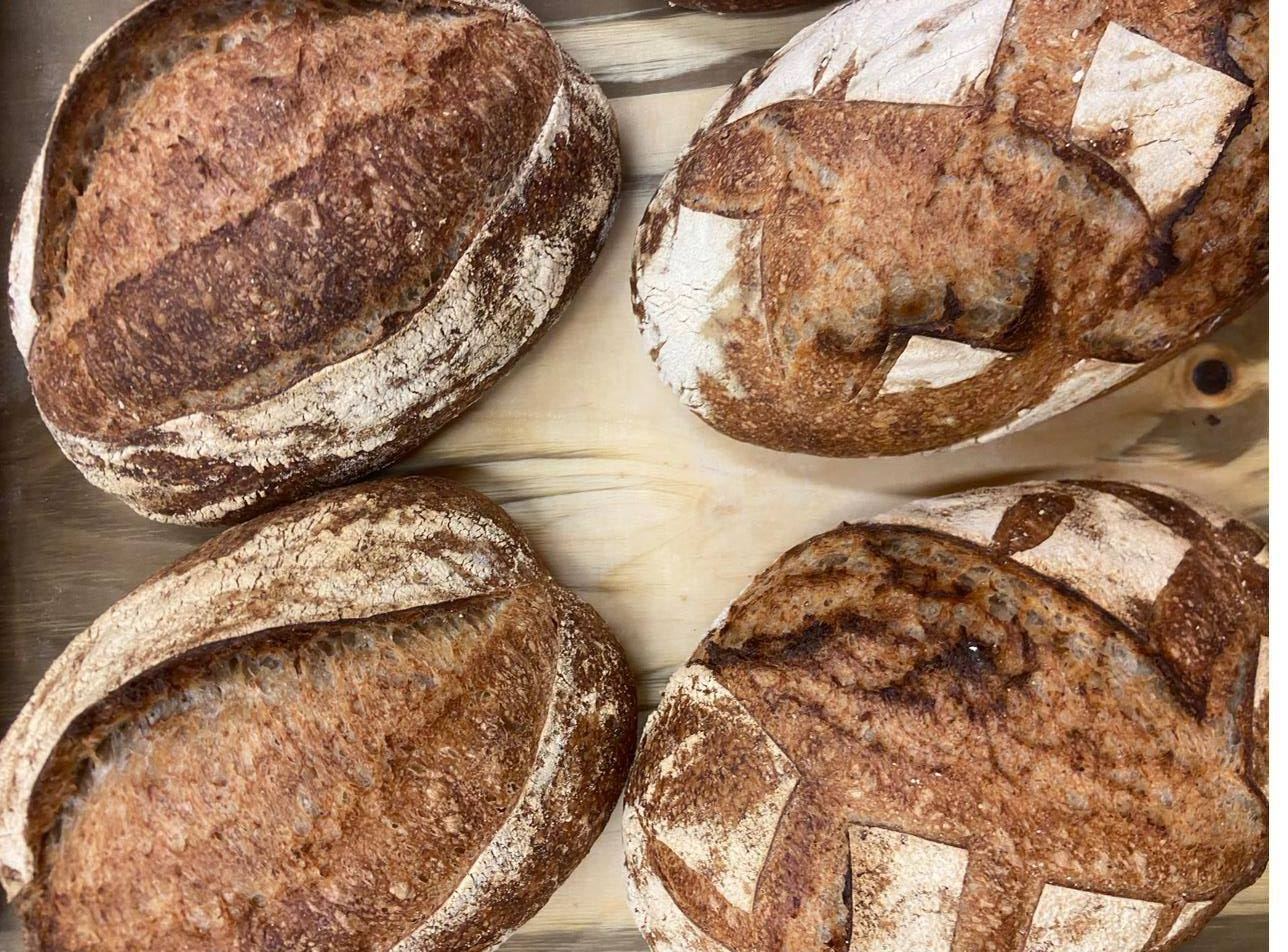 Neljä paistettua leipää puisella pöydällä