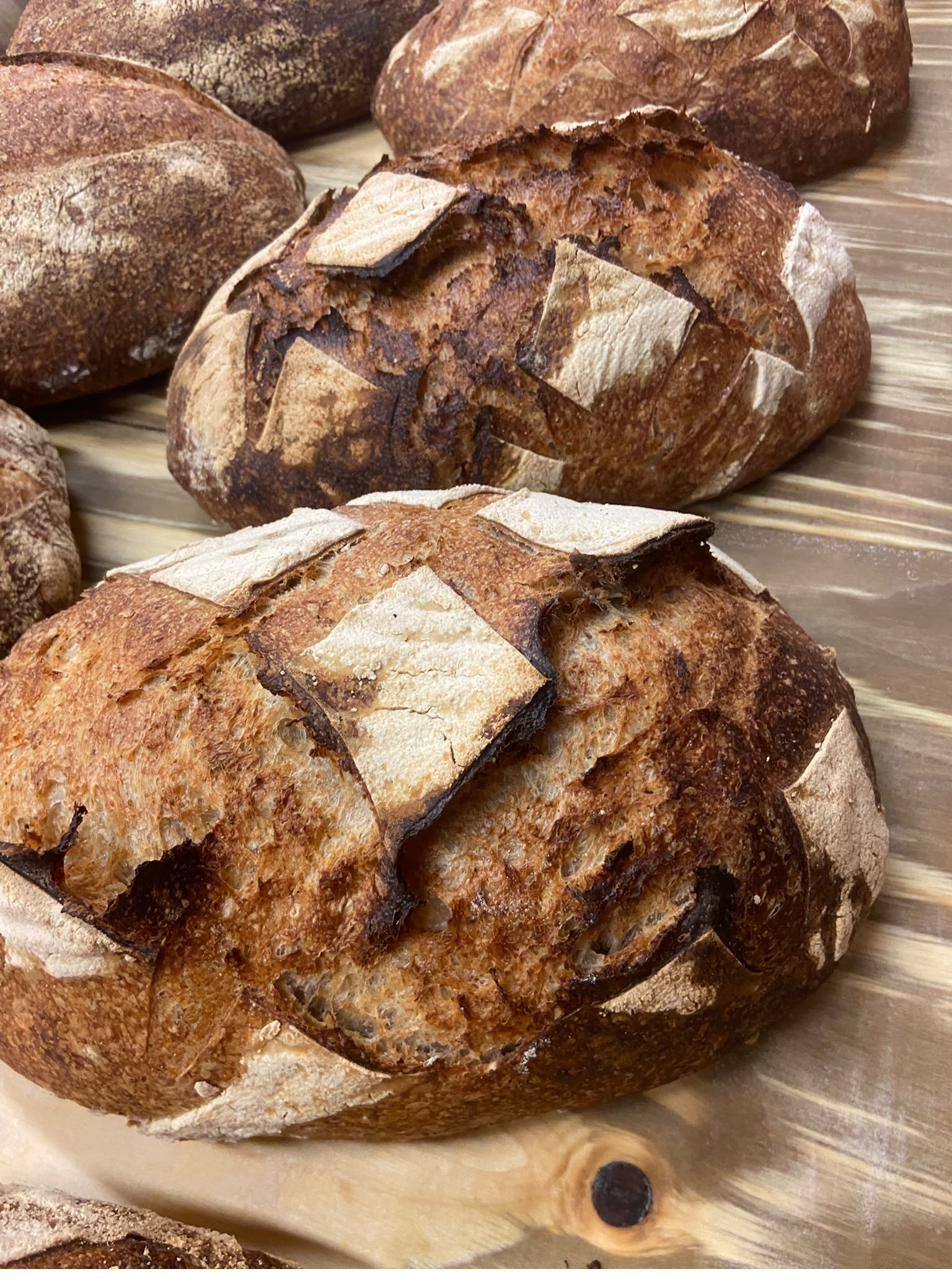 Ruutukuvioksi viilletty hapanjuurileipä