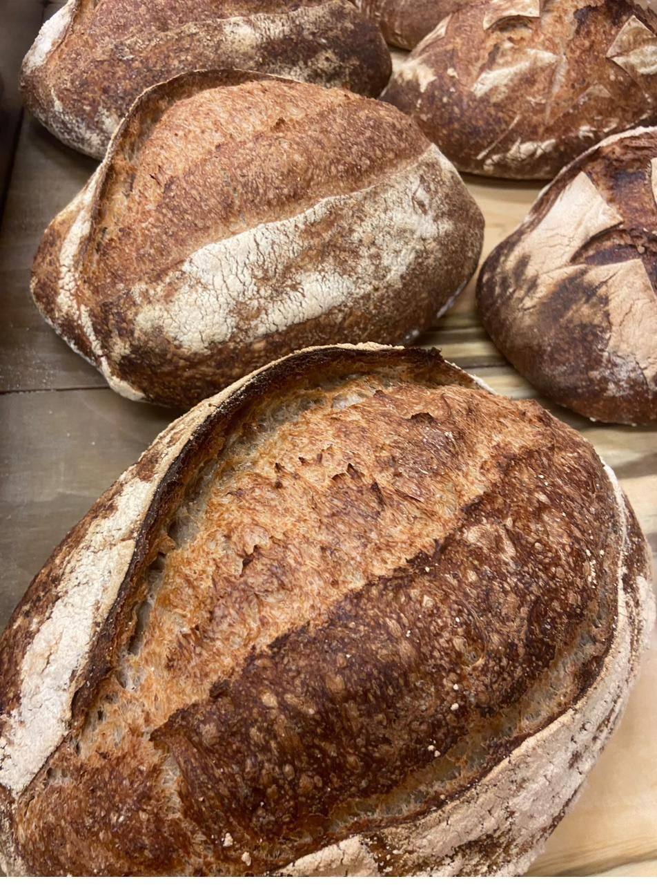 Leipäverstaan Levain, jonka päällä on yksi pitkittäinen repeämä