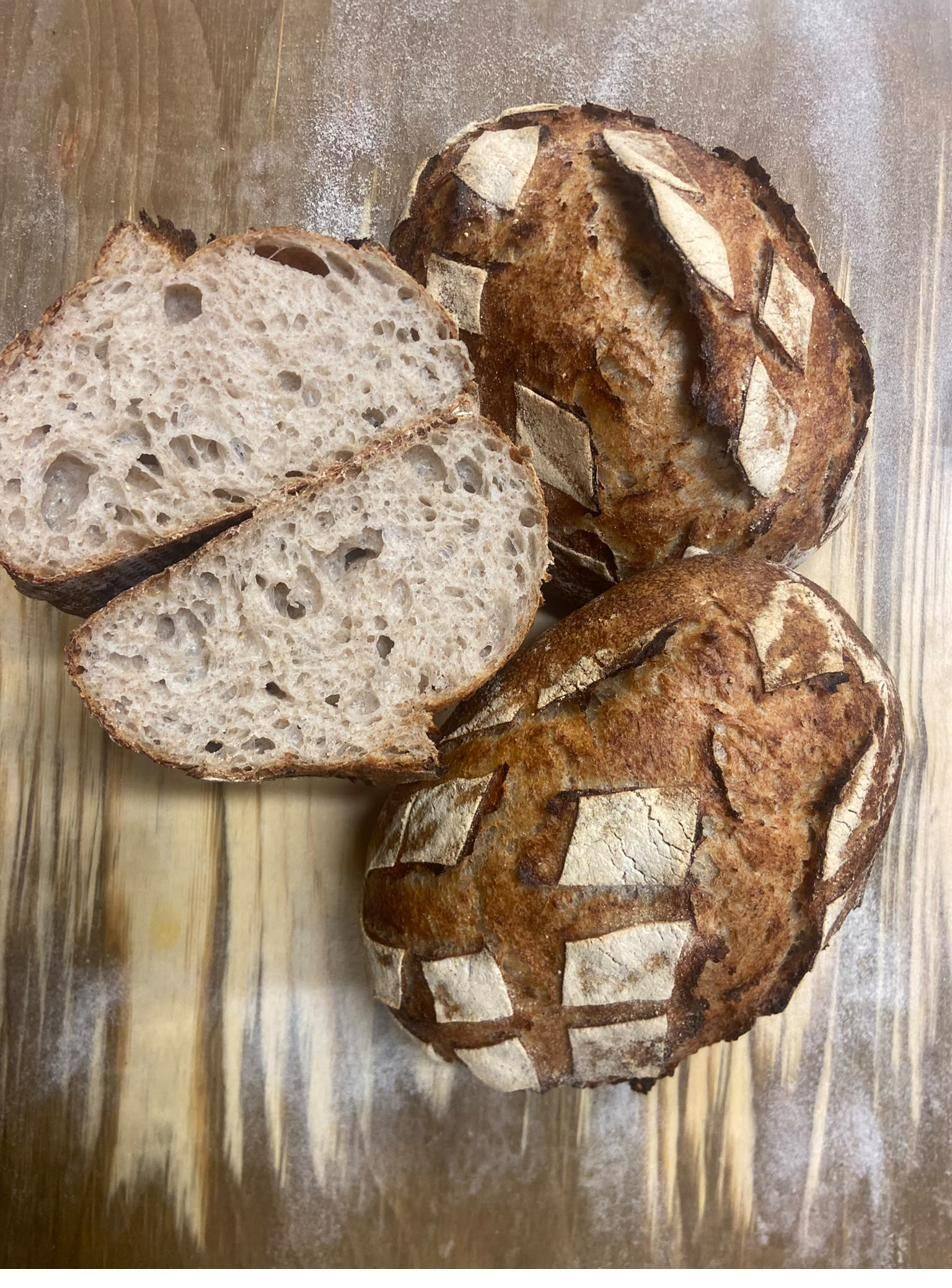Levain nro 2, jonka päällä on ruutukuvio, sekä halkaistu leipä